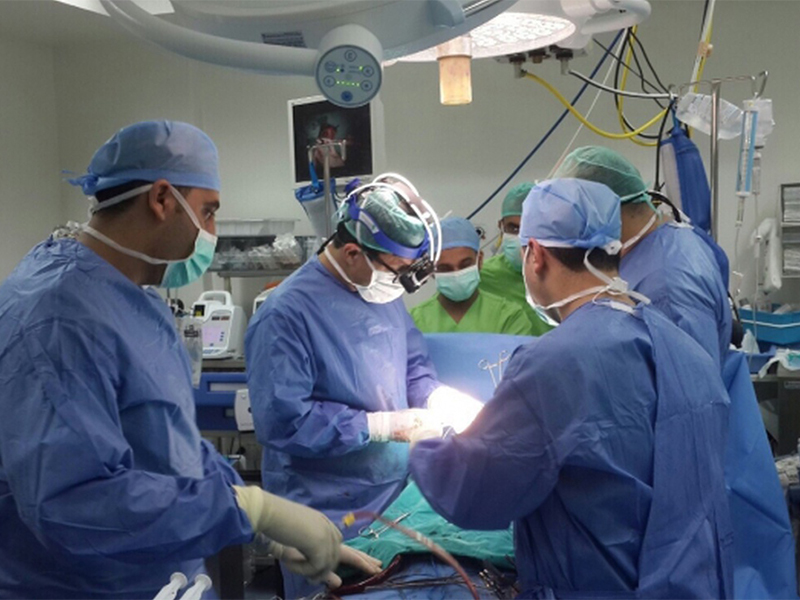 إفطار رمضاني خلال عملية جراحية للدماغ يحدث ضجة في السعودية